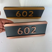 Plaque de numéro de chambre d'hôtel en métal brossé avec éclairage LED personnalisé, plaque de numéro de porte lumineuse pour chambre d'hôtel de luxe