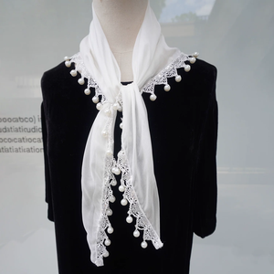Voile de mariée blanc en dentelle, châle triangulaire, foulard à perles et pompons pour mariage, église et usage quotidien - Product Image 3