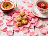 Rozen Passievrucht Witte Chocolade met Eetbare Rozenblaadjes