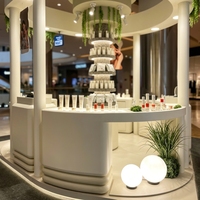 Kiosque de beauté circulaire sur mesure en bois, comptoir d'exposition de cosmétiques pour la promotion de produits de soin de la peau en centre commercial