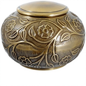 Urnas de Metal para adultos de cremación de latón y bronce con flores en relieve de alta calidad para cenizas humanas, bolsa de terciopelo gratis - Product Image 1