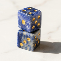Lot de 2 dés en sodalite bleue naturelle, 16 mm, D6, polis à la main, points dorés, bords lisses, pour jeux de société, collection, cadeau, affinés