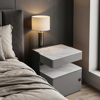 Table de chevet italienne fine et élégante avec plateau en pierre frittée, chargement sans fil, verrouillage par empreinte digitale, tiroir LED – Idéale pour hôtels et appartements de prestige