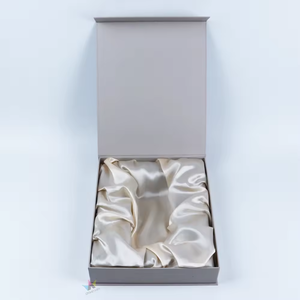 Caja de Regalo Rígida Negra de Lujo Personalizada para Zapatos y Calcetines con Cierre Magnético y Asa, Empaque de Cartón Ecológico - Product Image 5