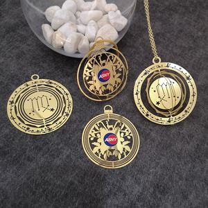 Collar de Joyería con Colgante de Marcador de Libros de Metal Calado con Constelaciones Giratorias de Moda - Product Image 2