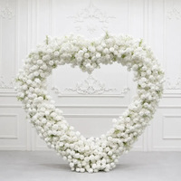 Garland Bunga Buatan Bentuk Lengkung Hati dengan Mawar Putih dan Babys Breath untuk Fotografi Lamaran