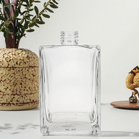 Chine Vente en gros Bon marché Bouteille de vin en verre transparente carrée fine Bouteille en verre de vin simple avec bouchon en verre