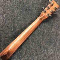 Guitare acoustique en bois massif personnalisée avec dessus en épicéa massif, dos et côtés en palissandre, bordure complète en nacre, logo personnalisé sur la tête