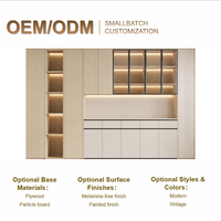 Buffet en bois sur mesure avec portes crème et vitrine en verre à cadre noir pour bar à petit-déjeuner, projet de condo