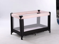 Lit de voyage portable pour bébé nouveau-né avec barre à jouets et matelas, structure en métal pour hôtel et chambre à coucher