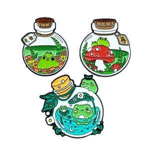 Spilla in metallo a forma di rana in bottiglia, accessorio per abbigliamento con piccolo animale a tema cartone animato, medaglia versatile personalizzata - Product Image 1