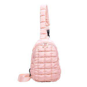 Bolso cruzado deportivo para exteriores, bandolera acolchada a cuadros con diseño de nube y combinación de colores, estilo europeo y americano de moda. - Product Image 1