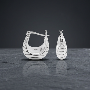 Boucles d'oreilles en argent 925 de qualité supérieure, forme en U côtelée, diamètre 7,0 mm, détails géométriques nettoyés - Product Image 3