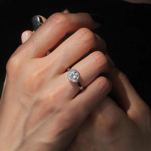 Anillo de Diamantes de Oro Blanco para Mujer Q893, Corte Brillante Redondo, Color G, Diamante Natural, Anillo de Compromiso Clásico - Product Image 2