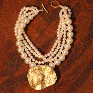Kalung Mutiara Plastik Berlapis Mewah Grosir, Kalung Liontin Berlapis Emas Trendy dari Paduan Logam untuk Wanita - Product Image 3
