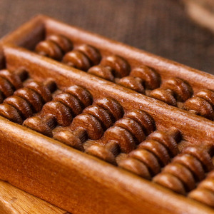 Ling Gusi Abacus en bois de pêche 60x32x11mm, porte-clés de style chinois, souvenir artisanal - Product Image 2