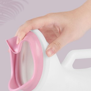 Urinoir portable pour femmes, design ovale en plastique à ouverture souple, pour usage domestique, collecteur d'urine pour personnes âgées alitées - Product Image 1