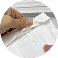Enveloppes à bulles blanches imprimées sur mesure, faible MOQ, échantillon gratuit, sacs rembourrés résistants aux chocs pour l'expédition de vêtements et de cosmétiques