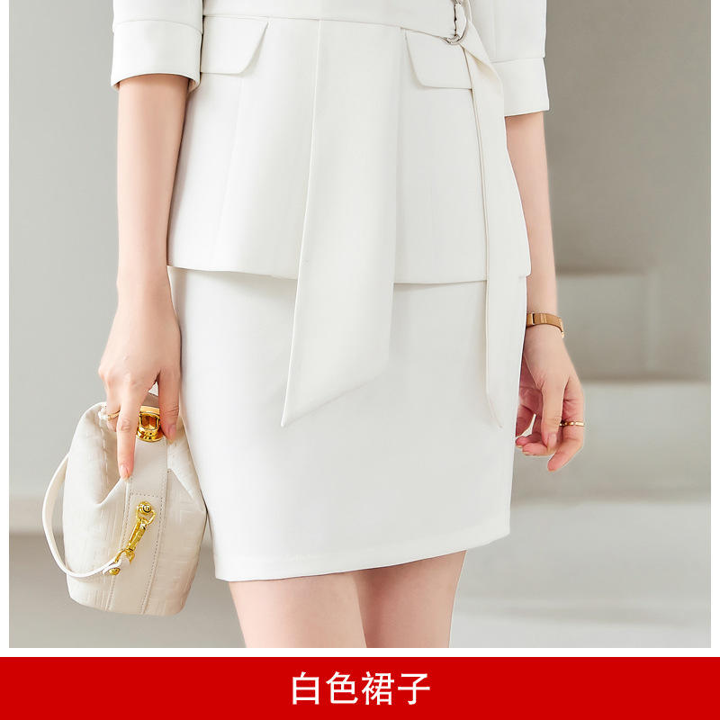 กระโปรงสีขาวสีสันสดใส