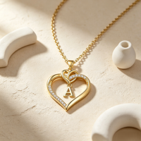 Collar con colgante de letra inicial de corazón hueco, con incrustaciones de diamantes de imitación brillantes, cadena de clavícula con alfabeto personalizado para mujer, uso diario