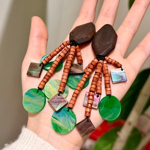 Boucles d'oreilles vintage en bois avec perles de coquillage et design à pompon pour femmes, bijoux de mode pour les soirées - Product Image 3