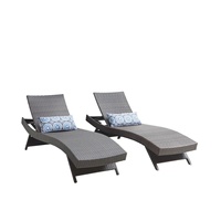 Chaise longue d'extérieur en rotin tressé avec dossier réglable et coussin, idéale pour patio, bord de piscine, plage, jardin et cour.