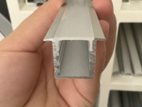 Profil Aluminium LED Anodized Lebar Kecil untuk Lemari, Potongan Panjang Sesuai Pesanan untuk Proyek Pencahayaan Lemari Anggur