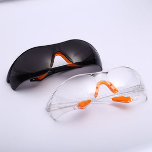 نظارات أمان رخيصة شفافة مضادة للخدش ومقاومة للغبار وحماية للعين بعدسات بلاستيكية مع شعار مخصص - Product Image 6