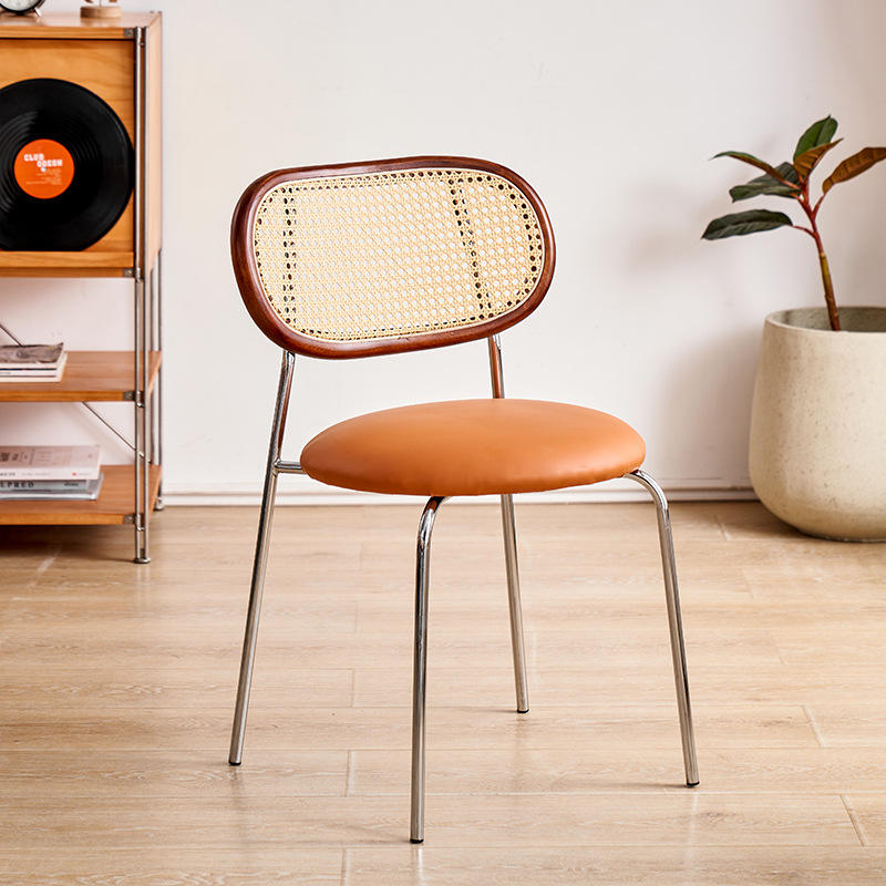 Respaldo color nogal, cojín de asiento naranja Napa, patas plateadas