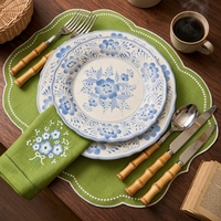 Serviettes de table carrées en lin vert printanier avec ourlet festonné, broderie marguerite bleue et blanche, faites à la main, écologiques, style cottage français