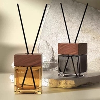 Diffuseur de parfum d'ambiance de luxe en verre carré avec bouchon en bois de noyer - Diffuseur d'huiles essentielles minimaliste pour la maison
