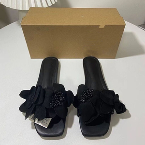 รองเท้าแตะสตรีแบบสวมหัวเหลี่ยม ลายกลีบกุหลาบ เปิดนิ้วเท้า ใส่ได้ทั้งในบ้านและนอกบ้าน แบบแบน ไม่มีกล่อง - Product Image 2