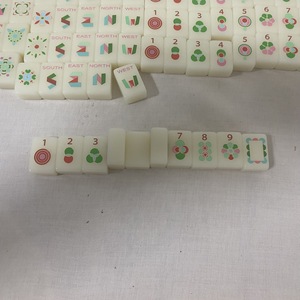 Juego de Fichas de Mahjong de Plástico Blanco, Piezas de Mahjong Grabadas para Sala de Juegos, Entretenimiento Familiar - Product Image 4