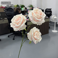 Vente en gros de roses artificielles Faux Carola en spray, 3 têtes, bordeaux, rose, blanc, pour arrangements floraux, centre de table de fête, en vrac