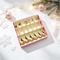 Lot de 6 cuillères de Noël écologiques en acier inoxydable 410 plaqué or PVD miroir, avec breloques métalliques, coffret cadeau