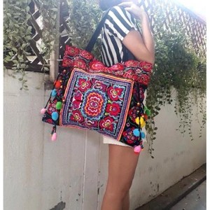 กระเป๋าสะพายไหล่ปักมือลายชนเผ่าฮอม ดีไซน์โดดเด่น ตกแต่งด้วยพู่หลากสีสัน ให้ลุคโบโฮที่สนุกสนาน - Product Image 6