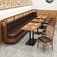 Ensemble de mobilier de restaurant moderne en bois massif, personnalisable, avec chaises de salle à manger commerciales en rotin et cuir, tables et banquettes.