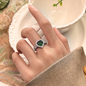 Bague de mariage en cuivre écologique avec zircon vert 8*8MM serti à griffes, plaqué or 18 carats, pour un cadeau romantique - Product Image 6