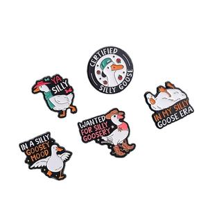 Broches en émail mignonnes et amusantes en forme d'oie, motifs animaux de dessin animé pour sacs à dos, jeans, sacs – Cadeau fantaisie de remise de diplôme pour les amateurs d'oies - Product Image 1