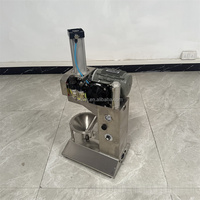 Automatische elektrische industriële kokosnootschiller voor verse kokosnoten in diamantvorm, voor het trimmen en schillen van kokosnoten.