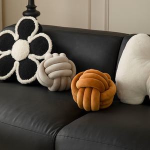 وسادة على شكل كرة جديدة للديكور المنزلي وسادة أريكة هدايا عيد الميلاد وسادة مصنوعة يدويًا 28×28 سم وعقدة وسادة على شكل كرة - Product Image 1