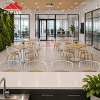 Chaise de café en métal OEM de haute qualité sur mesure avec finition imitation bois pour les projets de cafés, de restaurants rapide et de cantines