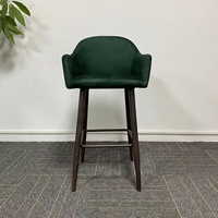 Tabouret de bar commercial avec accoudoirs, structure en bois massif, tissu et hauteur personnalisables pour chaînes de restaurants et projets hôteliers