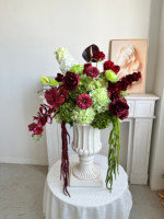 Centre de table de mariage élégant et coloré, boule florale luxurante bordeaux et verte, arrangement de fleurs artificielles pour la décoration de réception