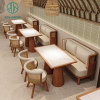 Bestseller Moderne Pizza Restaurant Möbel-Sets – Gewerbliche Quadratische Holztische, Stoff-Rattan-Langbänke und Café-Stühle für Nischen