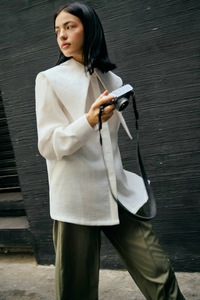 Blusa de lino Serena al mejor precio para mujer, nueva tendencia, estilo informal, servicios ODM simples, decoración con logotipo de invierno y verano hecho en Vietnam - Product Image 6