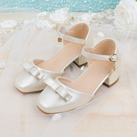 Chaussures habillées pour enfants personnalisées OEM, en PU blanc nacré métallisé, à bout carré et talon épais, avec double nœud et boucle couronne en cristal, pour occasions formelles