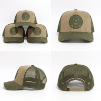 Casquette de chasse structurée en daim kaki avec patch circulaire en caoutchouc motif cerf et empiècement en maille vert olive pour la chasse, la faune et les activités de plein air