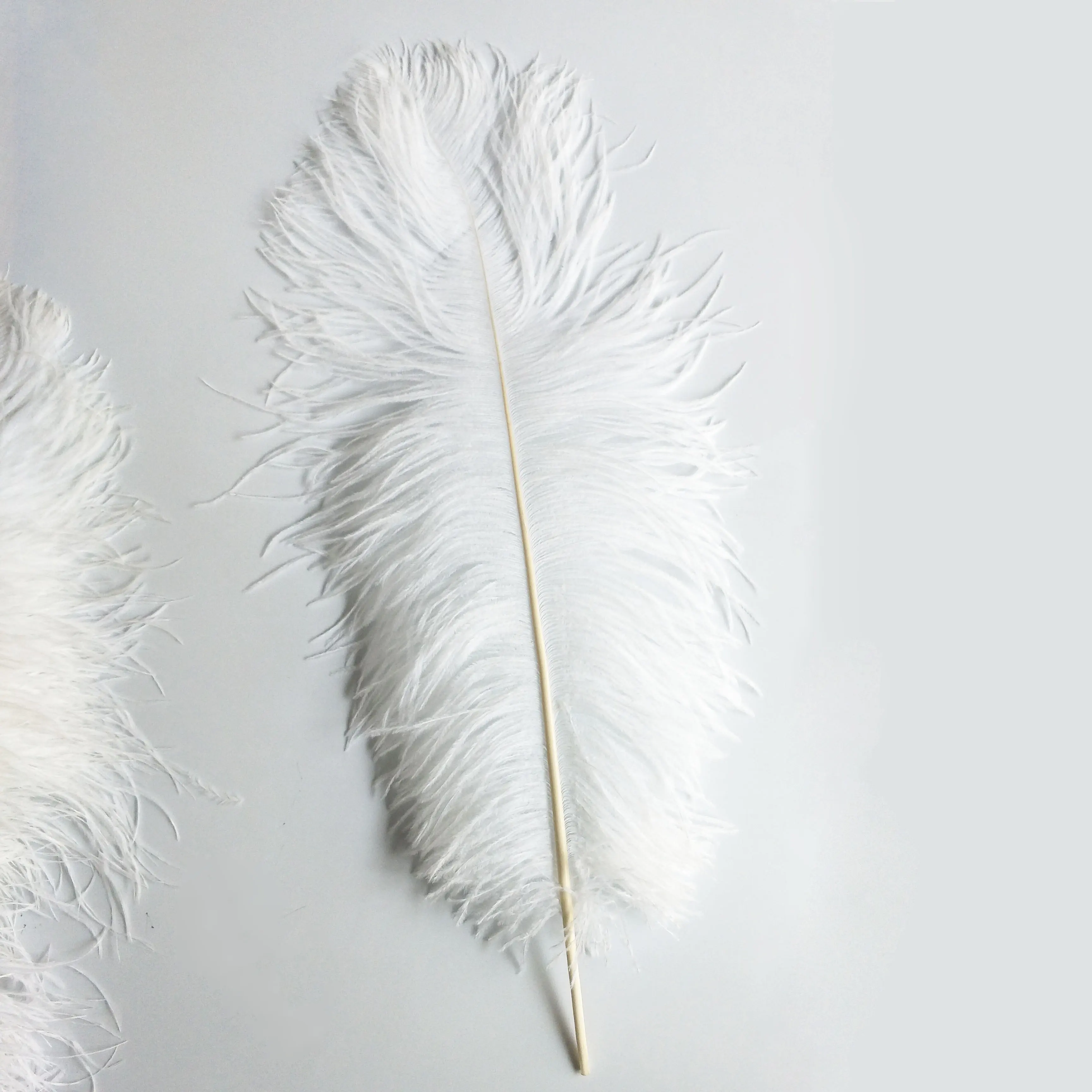 65-70cm बड़े सिंथेटिक घुंघराले शुतुरमुर्ग पंख सफेद शुतुरमुर्ग पंख शादी की सजावट के लिए रंगीन के लिए शुतुरमुर्ग पंख