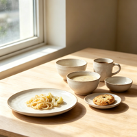Service de table EKA en céramique texturée beige minimaliste avec glaçure réactive, assiettes et bols modernes en grès, idéal pour les mariages